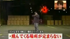 VIDEO Un samurai a reusit sa taie un glont din plastic tras de la 15 metri distanta!