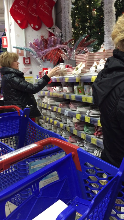 Doamna Băsescu a studiat atent oferta, uitându-se la mai multe raioane