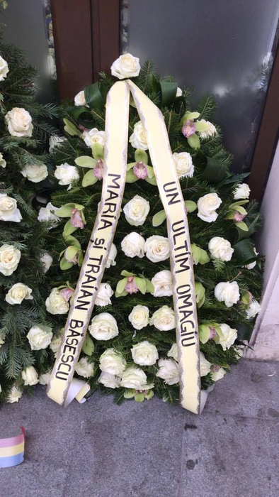 Coroana trimisă de Traian şi Maria Băsescu