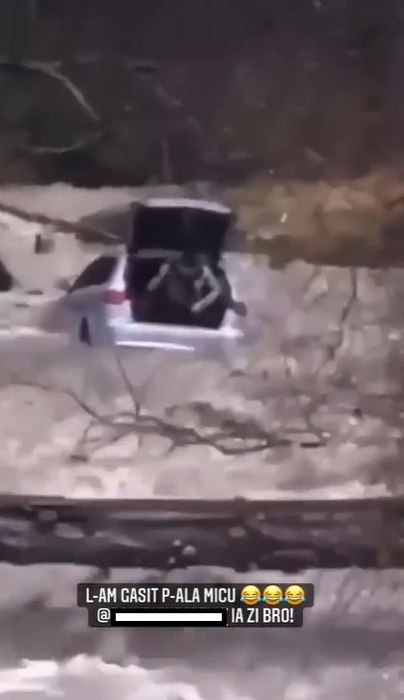 Imaginile zilei | Un bărbat din Prahova încearcă să treacă un râu cu mașina, dar a fost luată de viitură. Internauții nu s-au abținut și au glumit pe seama șoferului: ”Păcat de pod”