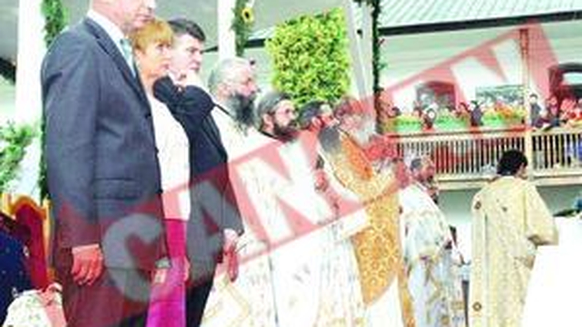 Basescu s-a cerut "la prezidiu", in biserica