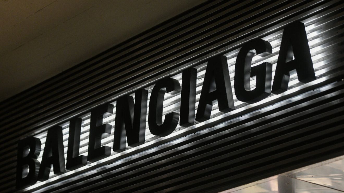 Cum arată noua colecție a casei de modă Balenciaga. Un început aparte pentru moda masculină