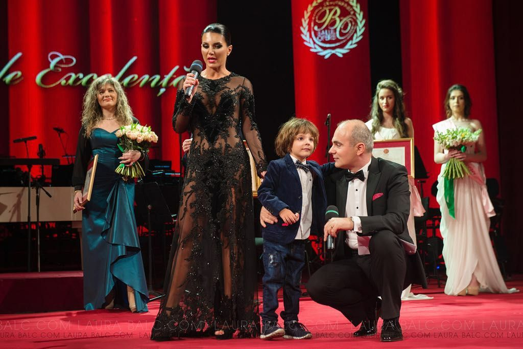 Soţia lui Rareş Bogdan şi-a prezentat la Balul Operei rochia din flori unicat absolut! Creaţia a atras toate privirile