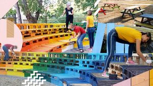 Cum "fentează" COVID-ul elevii și profesorii unei școli din Dolj. Lecții în aer liber într-un amfiteatru construit din paleți și...