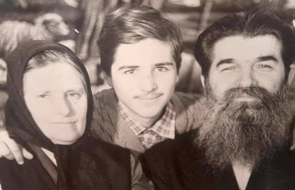 Vasile Iona, în copilărie, alături de părinți / Sursă foto: Facebook