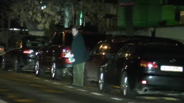 Cornel Dinu, in toiul noptii la farmacie. A venit acasa cu o punga de medicamente