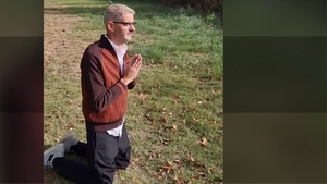 Daniel Onoriu imploră în genunchi să se împace cu Isabela. Pilotul de raliuri îi face mega-declarație de amor din arest fostei soții și spune realul motiv pentru care are ordin de restricție
