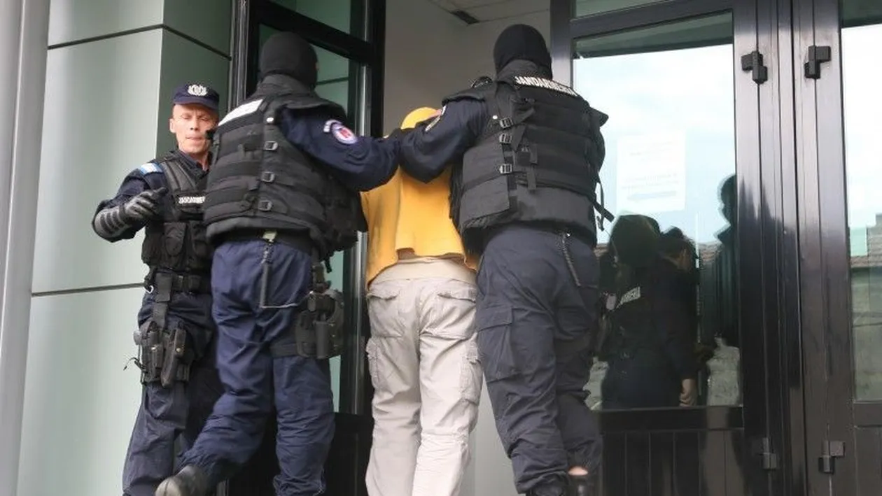 Maramureș: Bărbat cercetat după ce și-a bătut fratele, a dat foc la casă și a amenințat polițiștii