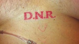 Un bărbat a ajuns în stare gravă la spital, iar medicii au rămas şocaţi după ce au văzut ce tatuaj avea pe piept