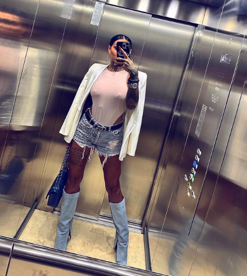 Claudia Florescu s-a imortalizat în lift (Foto: Instagram)