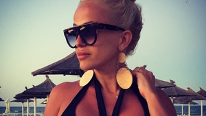 ANDA ADAM, apariţie răvăşitoare pe plajă! A îmbrăcat cel mai sexy costum de baie, după care i-a asigurat pe fani: „Chiloţii sunt... “