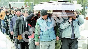 Casiera impuscata la coafor, condusa la groapa de  peste 100 de oameni! Un munte de flori pe mormantul Marianei