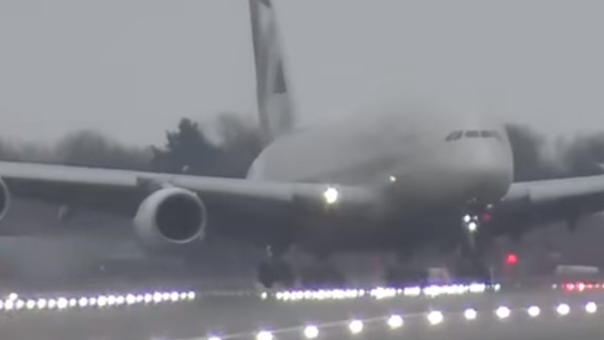 Aterizare de coșmar! Cel mai mare avion din lume, la un pas de tragedie! Oamenii de la turnul de control au înghețat VIDEO