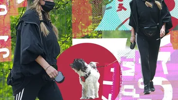 Tania Budi și-a plimbat câinele în „stil ninja”.  S-a camuflat cu mască, ochelari, căciulă și...