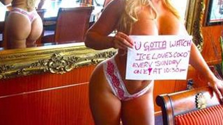 Coco-Pitzipoanca iti arata cum trebuie sa iti faci reclama ca sa supravietuiesti in showbiz! In sanii goi si cu fundul la vedere!