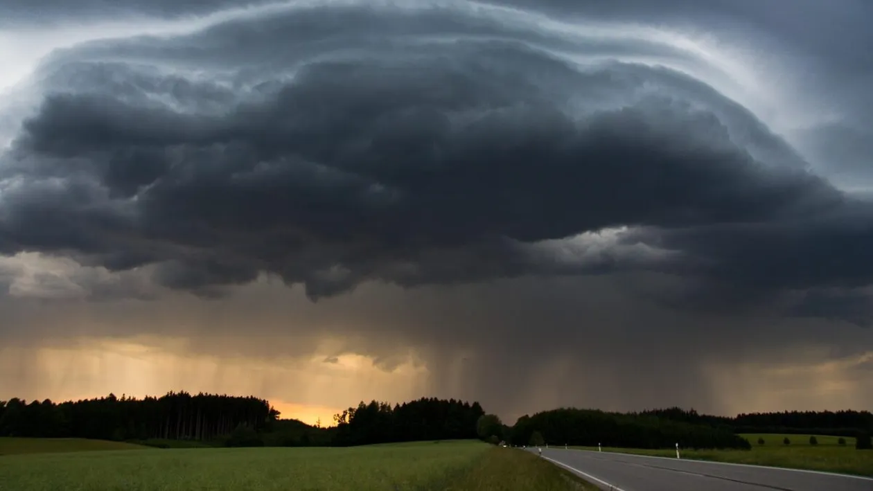 Avertisment meteo ANM: cod galben pentru vijelii, grindină și intensificări ale vântului în aceste județe