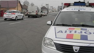 Incredibil! Anunt lipit pe o masina de Politie din Moldova: ''Vand turbo Diesel, gaz-benzina...''