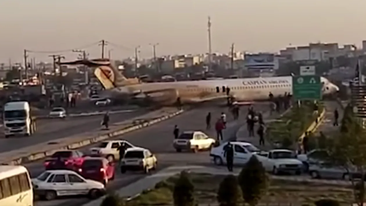 Un avion cu peste 100 de pasageri a aterizat forțat în mijlocul unei străzi din Iran