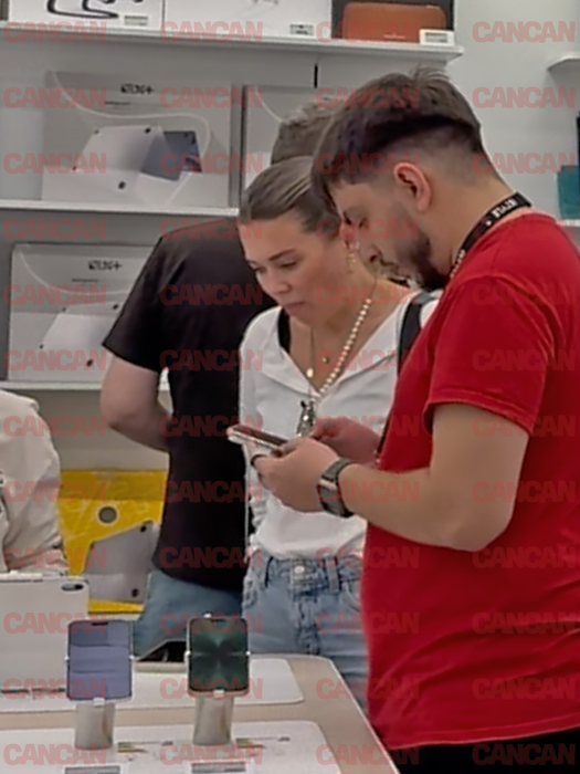Gina Pistol discută cu angajații iStyle la Băneasa