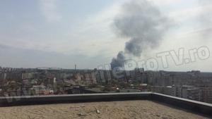 INCENDIU in Bucuresti! O hala dezafectata s-a facut scrum iar focul s-a extins rapid si la alte spatii din apropiere