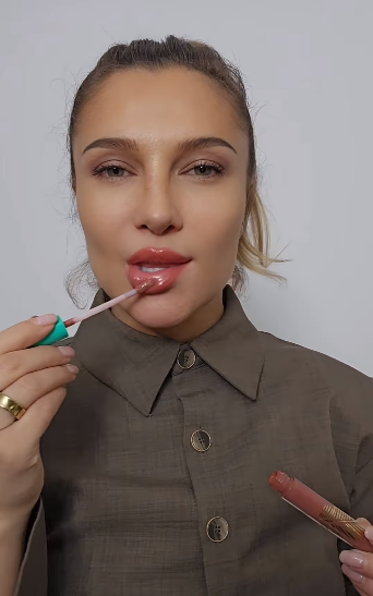 Lora și-a lansat propriul brand de make-up! Cât costă un ruj vândut de artistă