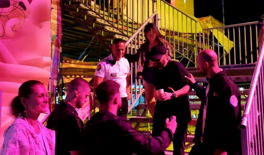 Bendeac a avut nevoie de ajutorul bodyguarzilor pentru a coborî scările