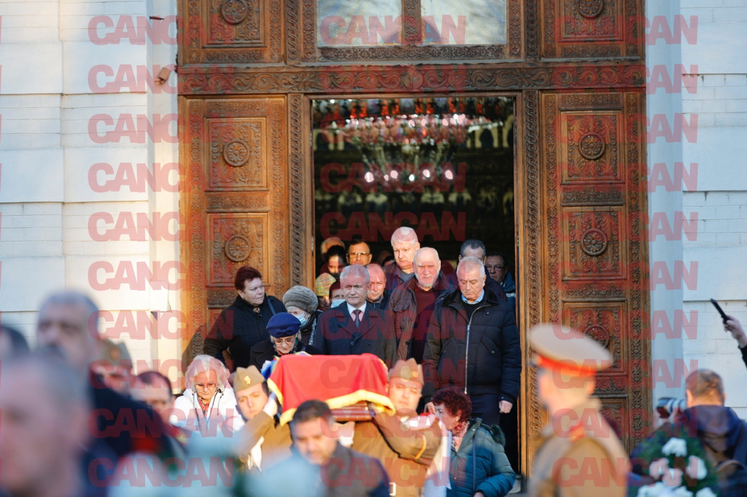 Sicriul cu Mitică Popescu, scos din biserică (Foto: CANCAN.RO)
