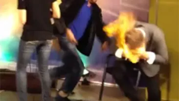 VIDEO Scene de groază la TV! Un prezentator i-a dat foc unui invitat în direct