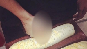 A fost dat afară in secunda 2! Gestul scârbos pe care l-a făcut un bucătar, in timp ce pregătea un sandvici. Imaginile sunt pe net