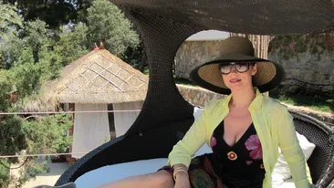 Obrazul subtire…cu palarie se tine! Andreea Marin se accesorizeaza curajos, chiar daca uneori ii iese pe dos!