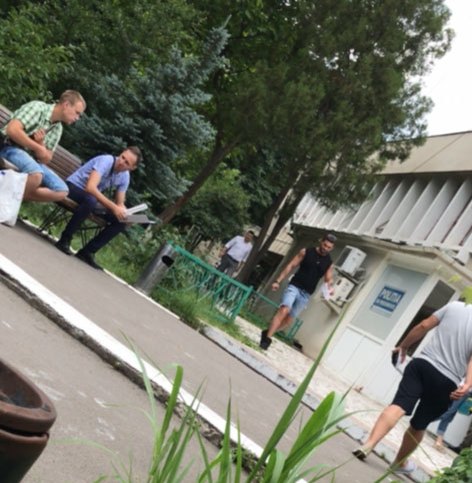 Dorian Popa s-a trezit cu mașina vandalizată, motiv pentru care a ajuns la Poliție