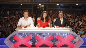 Mihai Petre, pe punctul de a fi sărutat de o concurentă, în prima ediţie a celui de-al treilea sezon “Românii au talent”
