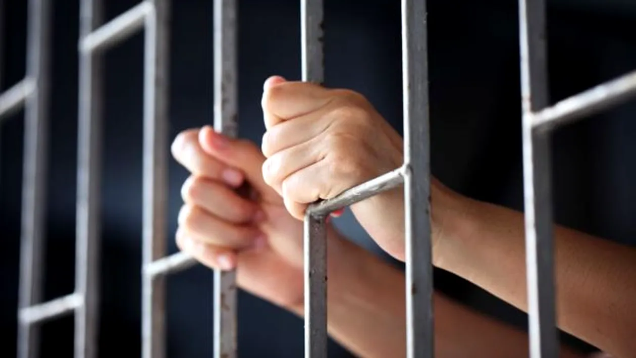 Descoperire halucinantă! Cum făceau rachiu deținuții de la Penitenciarul Botoșani? Totul se petrecea sub nasul gardienilor