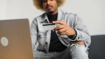 (P) Cum au ajuns creditele online noua obsesie a românilor: bani pe loc, fără să părăsești canapeaua