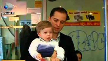 VIDEO Dinu si Deea Maxer si-au dus baietelul pentru prima data la stilist! Afla ce cariera isi doresc pentru Andreas!