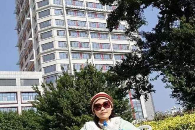 Cazul șocant al unei femei: de 11 ani, își curăță gâtul zilnic pentru că nu poate tuși!