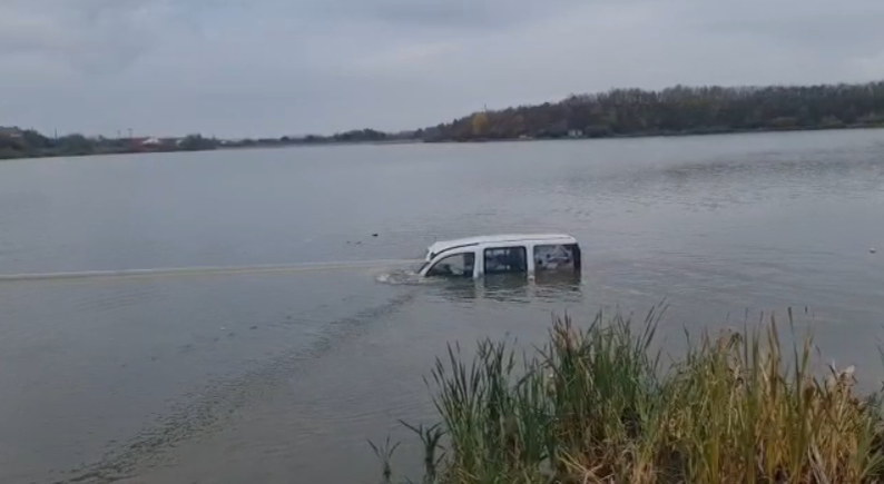 Incident neobişnuit la pescuit. Au adormit în maşină pe baltă şi autoturismul a luat-o la vale