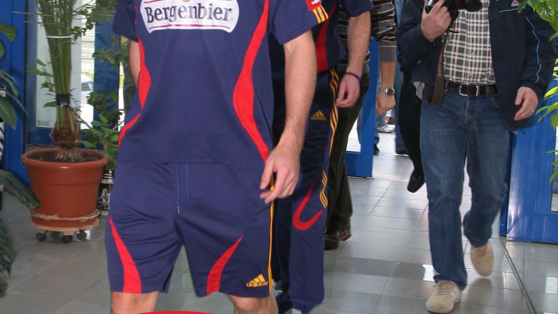 Fotbalistii, pe vremea cand nu erau mondeni! Imagini pe care cei mai celebri sportivi romani le-ar vrea sterse de pe internet!