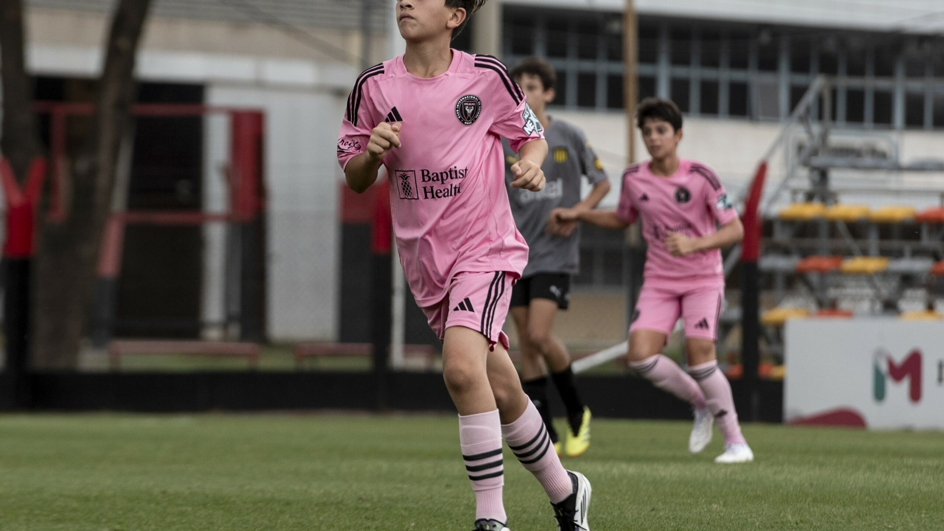 Fiul lui Messi, Thiago, a debutat în primul său meci de fotbal. Ce număr are pe tricou micuțul