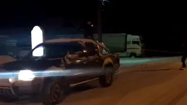 VIDEO. Sport extrem pe o stradă din Motru. S-a dat cu placa, pe zăpadă, tras de o mașină