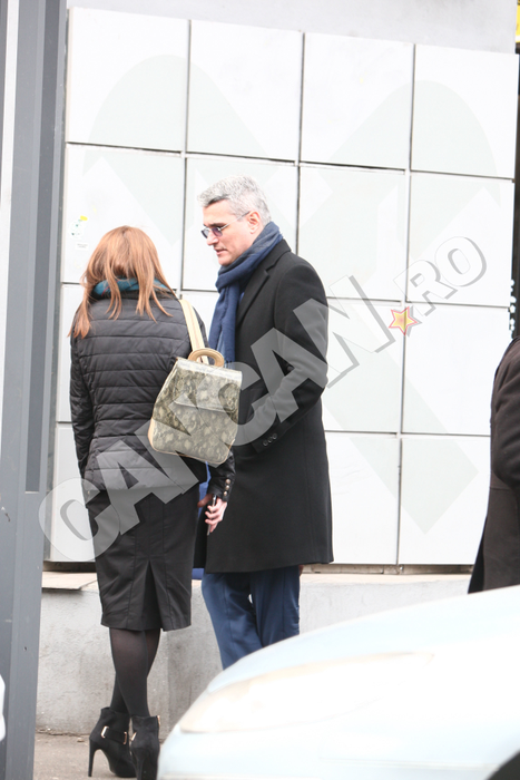 CANCAN.ro l-a filmat într-o ipostază uluitoare pe Dragoş Pîslaru, la nici o oră după ce i-a predat ”ştafeta” Olguţei Vasilescu. Ministrul Muncii a plecat de la birou cu RATB-ul  şi s-a oprit la… covrigi!