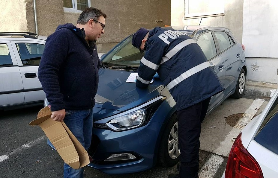 Căţeluşul a avut noroc cu şoferul milostiv şi cu pompierii