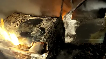 Momente de coșmar în Giurgiu! O mașină de livrat pizza a luat foc în mers și, ulterior, a explodat