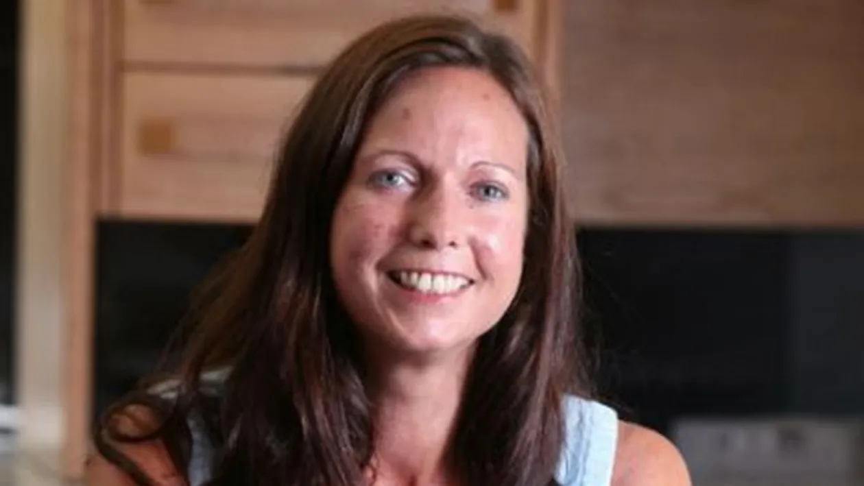 Cazul care a uimit lumea medicală! In fiecare zi, aceasta femeie e obligată să facă baie in ulei! Vezi ce boala ciudată are