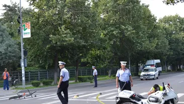 Tragedie in Bucuresti! Un politist pe motocicleta a ajuns grav ranit la spital dupa ce un microbuz i-a taiat fata!