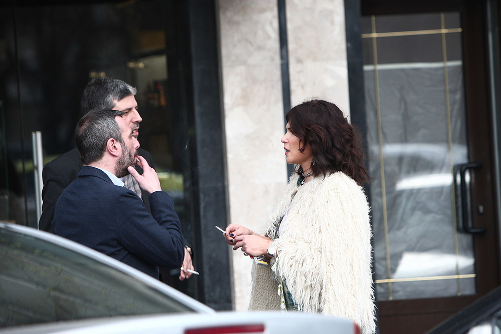 Monica Bârlădeanu fumează împreună cu cei doi italieni