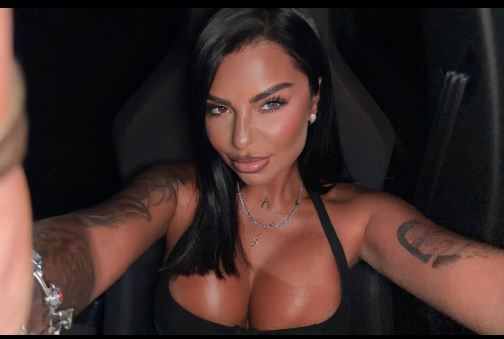 Cum arăta ispita Gabriella când a participat la Insula Iubirii din Spania. Câte operații estetice are, de fapt