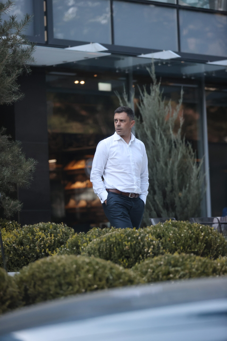 Ministrul Sportului nu se potolește deloc! Se vrea Don Juan original! După consiliera intimă, Eduard Novak a ”atacat” o ospătăriță! Avem IMAGINI WOW