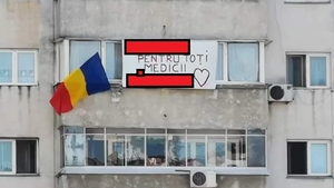 Gestul emoţionant al unui român pentru cadrele medicale din întreaga lume, aflate în lupta cu noul coronavirus! Ce a scris pe o pancartă atârnată la balcon 