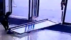 VIDEO. Imagini terifiante! Un geam din sticlă imens s-a prăbuşit pe o fetiţă de numai 3 ani